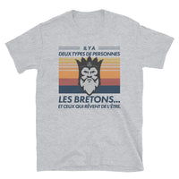 Thumbnail for Deux types de Personnes : Les Bretons - T-shirt Standard - Ici & Là - T-shirts & Souvenirs de chez toi