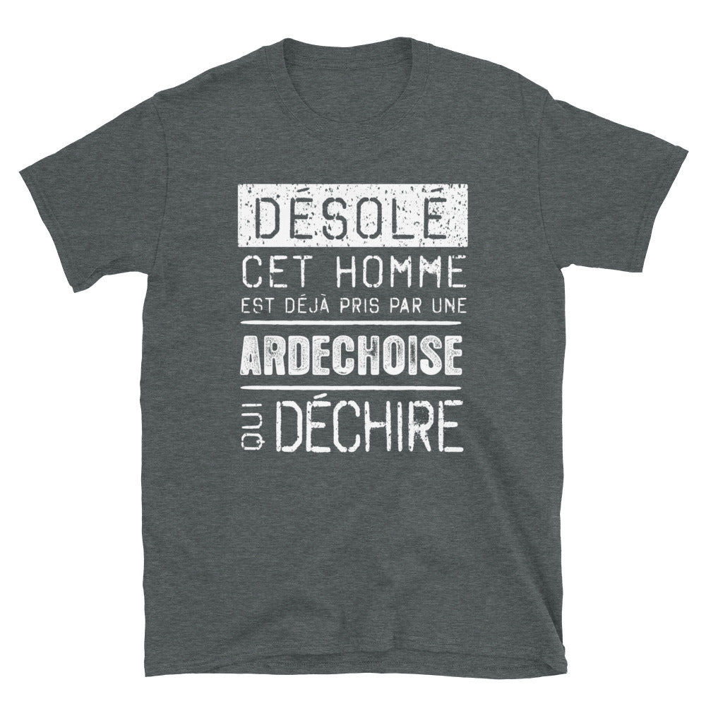 Désolé cet homme est pris par une Ardéchoise qui déchire - T-shirt Standard - Ici & Là - T-shirts & Souvenirs de chez toi