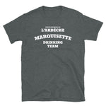 Marquisette National drinking team - Ardèche - T-shirt Unisexe à Manches Courtes - Ici & Là - T-shirts & Souvenirs de chez toi