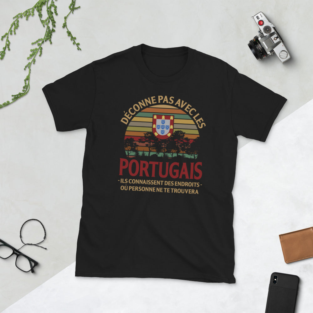 Déconne pas avec les Portugais - T-shirt Standard - Ici & Là - T-shirts & Souvenirs de chez toi