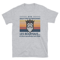 Thumbnail for Deux types de Personnes : Les Béarnais - T-shirt Standard - Ici & Là - T-shirts & Souvenirs de chez toi