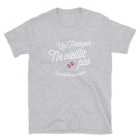 Thumbnail for Un Portugais ne vieillit pas il prend de la valeur - T-shirt Standard - Ici & Là - T-shirts & Souvenirs de chez toi