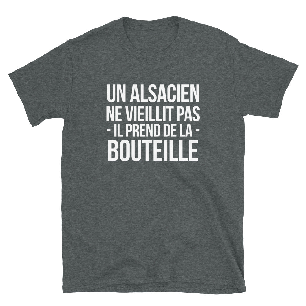 Alsacien ne vieillit pas - Bouteille - T-shirt Standard - Ici & Là - T-shirts & Souvenirs de chez toi