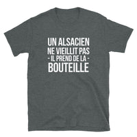 Thumbnail for Alsacien ne vieillit pas - Bouteille - T-shirt Standard - Ici & Là - T-shirts & Souvenirs de chez toi