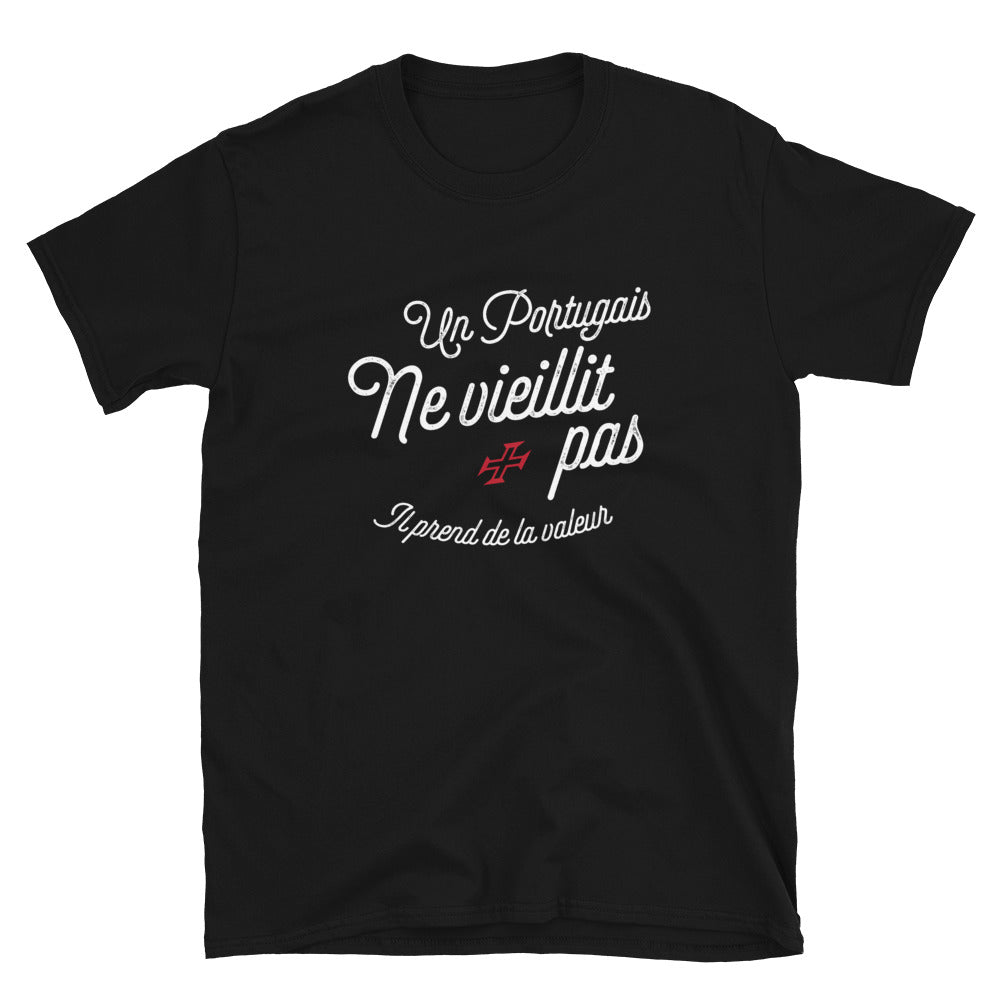 Un Portugais ne vieillit pas il prend de la valeur - T-shirt Standard - Ici & Là - T-shirts & Souvenirs de chez toi