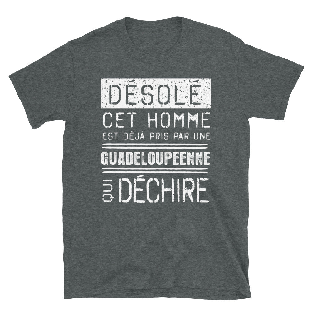 T-shirt Guadeloupe bleu marine - Désolé ce mec est pris par une fille qui déchire