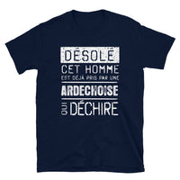 Thumbnail for Désolé cet homme est pris par une Ardéchoise qui déchire - T-shirt Standard - Ici & Là - T-shirts & Souvenirs de chez toi