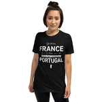 Je vis en France mais mon histoire commence au Portugal - T-shirt Standard Unisexe - Ici & Là - T-shirts & Souvenirs de chez toi