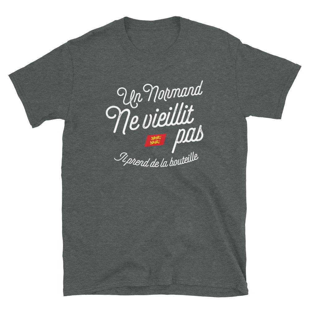 Un Normand prend de la bouteille - T-shirt Standard - Ici & Là - T-shirts & Souvenirs de chez toi