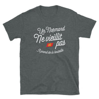 Thumbnail for Un Normand prend de la bouteille - T-shirt Standard - Ici & Là - T-shirts & Souvenirs de chez toi