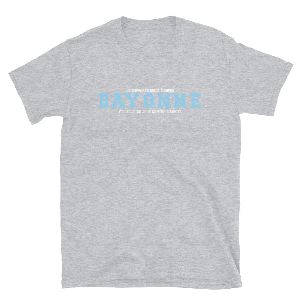 Bayonne vs Équipe -  T-Shirt standard - Ici & Là - T-shirts & Souvenirs de chez toi