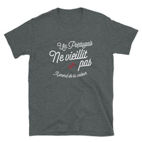 Thumbnail for Un Portugais ne vieillit pas il prend de la valeur - T-shirt Standard - Ici & Là - T-shirts & Souvenirs de chez toi