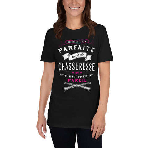 Parfaite Chasseresse - T-shirts Unisexe Standard - Ici & Là - T-shirts & Souvenirs de chez toi