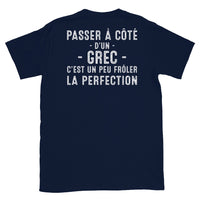 Thumbnail for T-shirt Grèce bleu marine dos - Frôler la perfection avec humour
