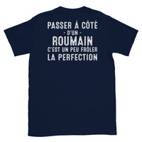 Thumbnail for T-shirt Roumain bleu marine dos - Frôler la perfection avec humour
