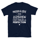 Passer à côté d'un Lozérien Frôler la perfection - T-shirt Standard - Ici & Là - T-shirts & Souvenirs de chez toi