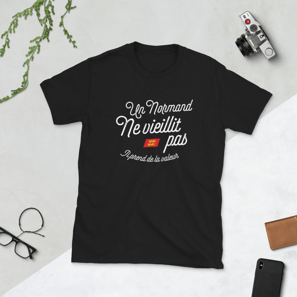 Un Normand ne vieillit pas il prend de la valeur - T-shirt Standard - Ici & Là - T-shirts & Souvenirs de chez toi