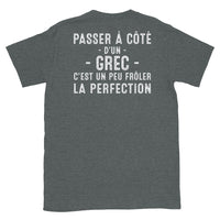 Thumbnail for T-shirt Grèce gris foncé - Frôler la perfection avec humour