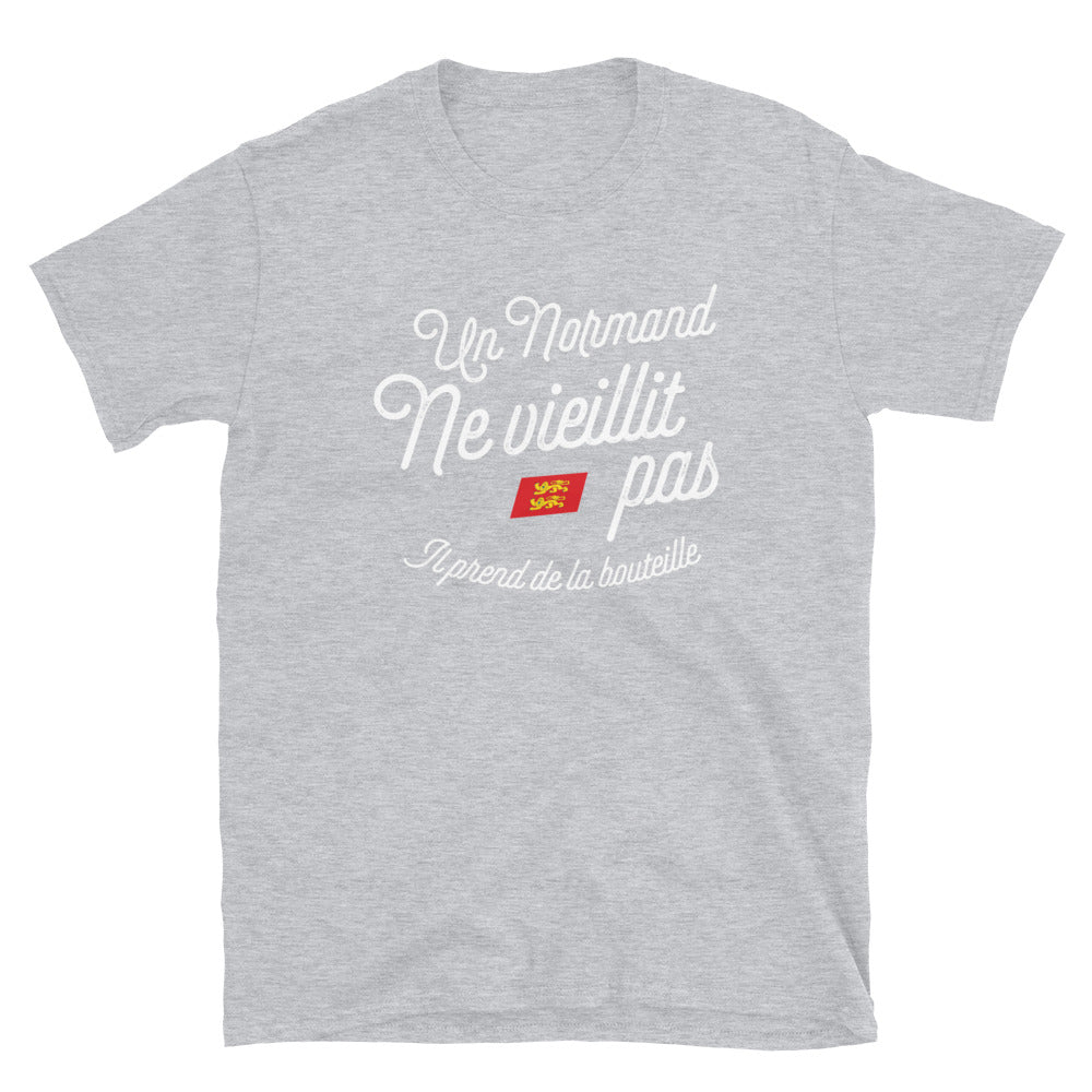 Un Normand prend de la bouteille - T-shirt Standard - Ici & Là - T-shirts & Souvenirs de chez toi