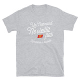 Un Normand prend de la bouteille - T-shirt Standard - Ici & Là - T-shirts & Souvenirs de chez toi