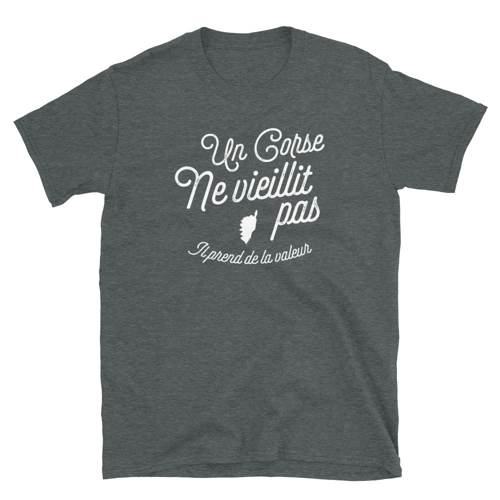 Un Corse ne vieillit pas il prend de la valeur - T-shirt Standard - Ici & Là - T-shirts & Souvenirs de chez toi