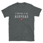 M'en fous, je suis Normand - T-shirt Standard - Ici & Là - T-shirts & Souvenirs de chez toi