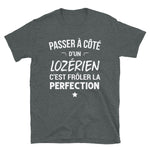 Passer à côté d'un Lozérien Frôler la perfection - T-shirt Standard - Ici & Là - T-shirts & Souvenirs de chez toi