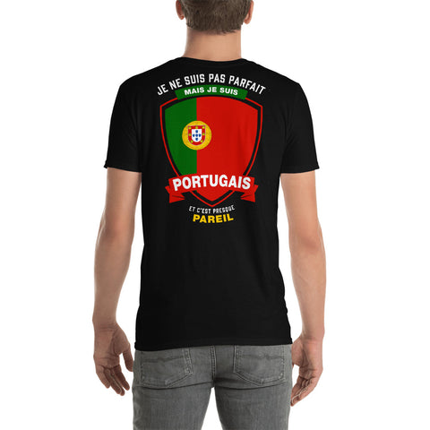 Je ne suis pas parfait mais je suis portugais - T-shirts Unisexe Standard - Ici & Là - T-shirts & Souvenirs de chez toi