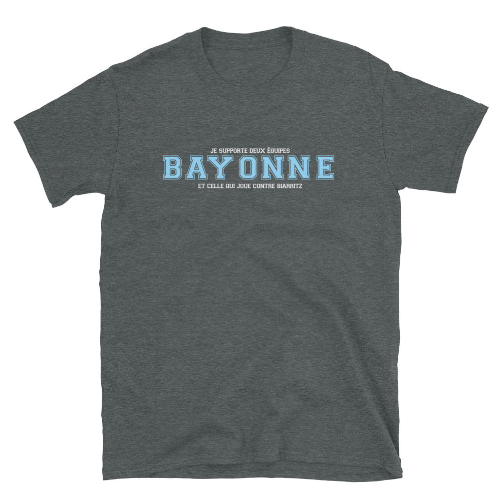 Bayonne vs Équipe -  T-Shirt standard - Ici & Là - T-shirts & Souvenirs de chez toi