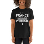 Je vis en France mais mon histoire commence au Portugal - T-shirt Standard Unisexe - Ici & Là - T-shirts & Souvenirs de chez toi