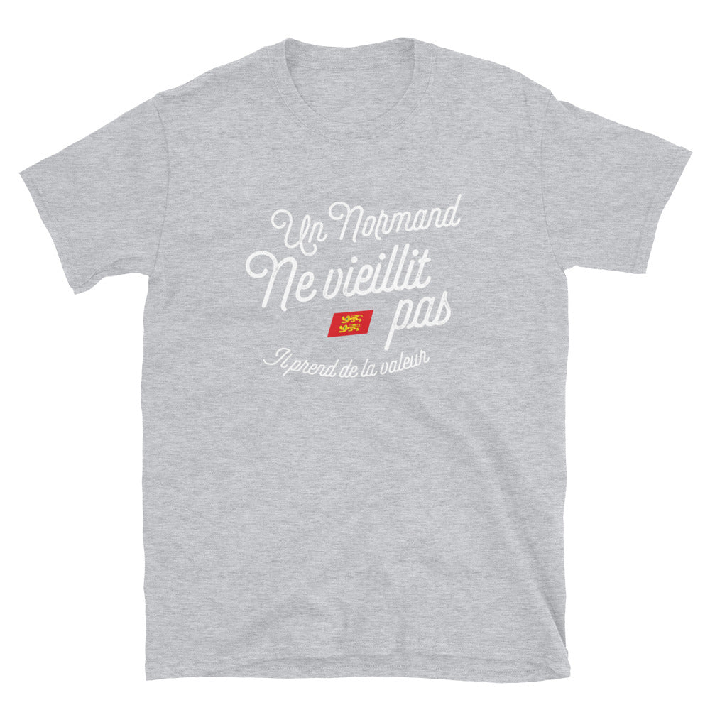 Un Normand ne vieillit pas il prend de la valeur - T-shirt Standard - Ici & Là - T-shirts & Souvenirs de chez toi