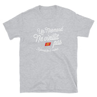 Thumbnail for Un Normand ne vieillit pas il prend de la valeur - T-shirt Standard - Ici & Là - T-shirts & Souvenirs de chez toi