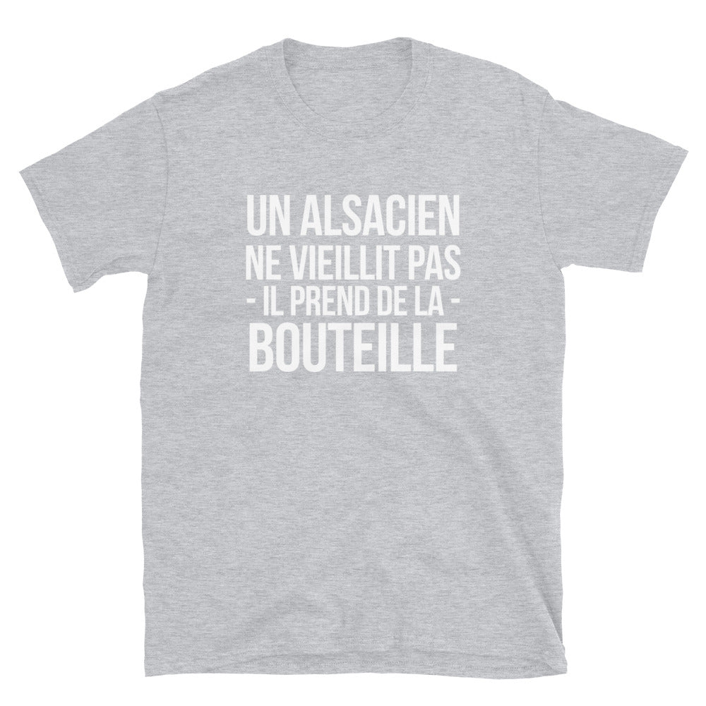 Alsacien ne vieillit pas - Bouteille - T-shirt Standard - Ici & Là - T-shirts & Souvenirs de chez toi