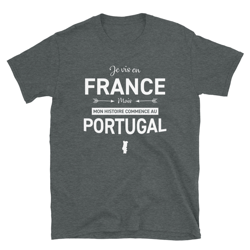 Je vis en France mais mon histoire commence au Portugal - T-shirt Standard Unisexe - Ici & Là - T-shirts & Souvenirs de chez toi