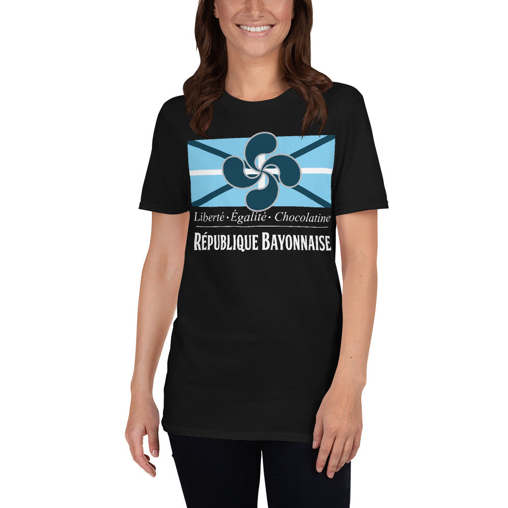 T-shirt Bayonne bleu marine face - Fierté locale et confort durable