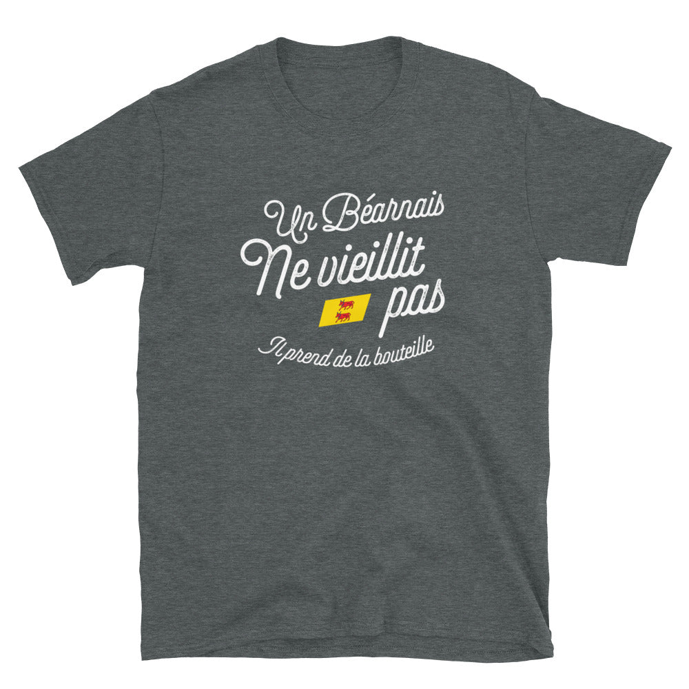 Un Béarnais prend de la bouteille - T-shirt Standard - Ici & Là - T-shirts & Souvenirs de chez toi