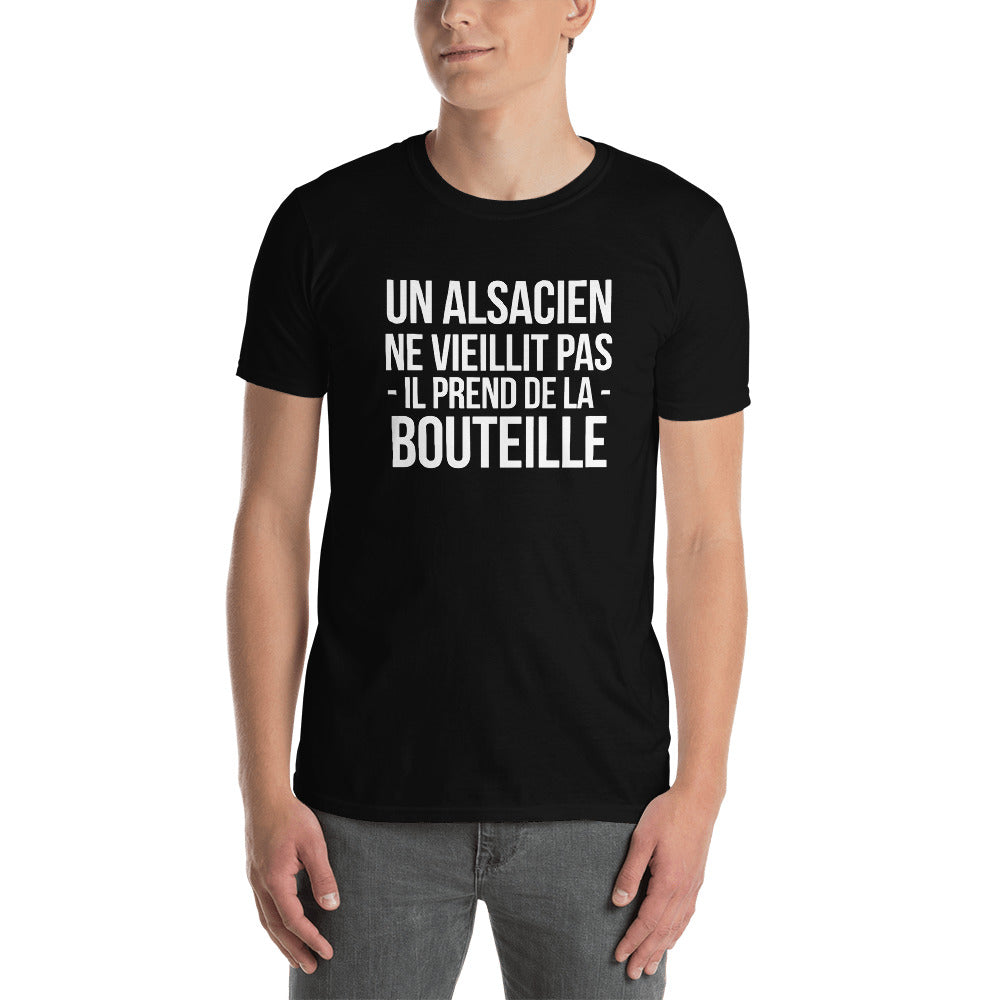 Alsacien ne vieillit pas - Bouteille - T-shirt Standard - Ici & Là - T-shirts & Souvenirs de chez toi