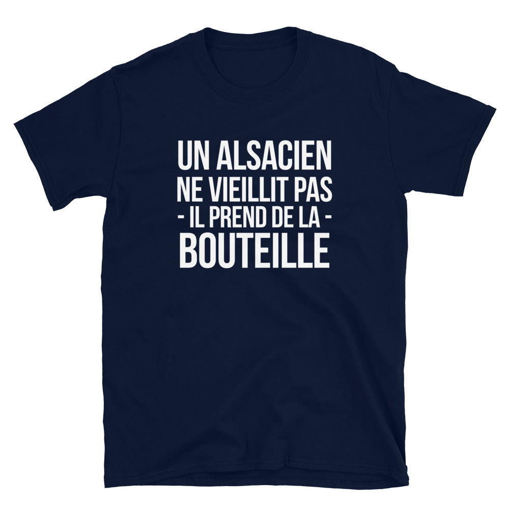 Alsacien ne vieillit pas - Bouteille - T-shirt Standard - Ici & Là - T-shirts & Souvenirs de chez toi