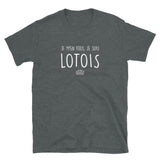 M'en fous je suis Lotois - T-shirt Standard - Ici & Là - T-shirts & Souvenirs de chez toi
