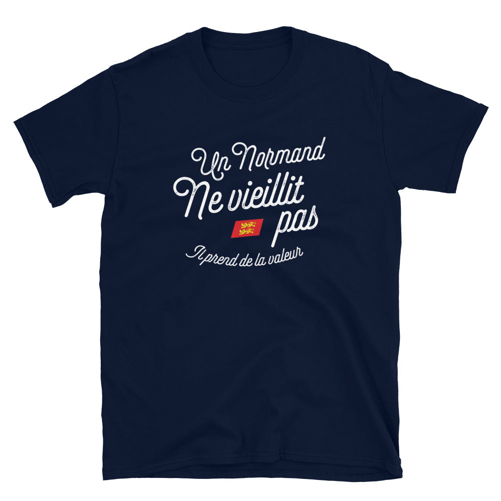 Un Normand ne vieillit pas il prend de la valeur - T-shirt Standard - Ici & Là - T-shirts & Souvenirs de chez toi