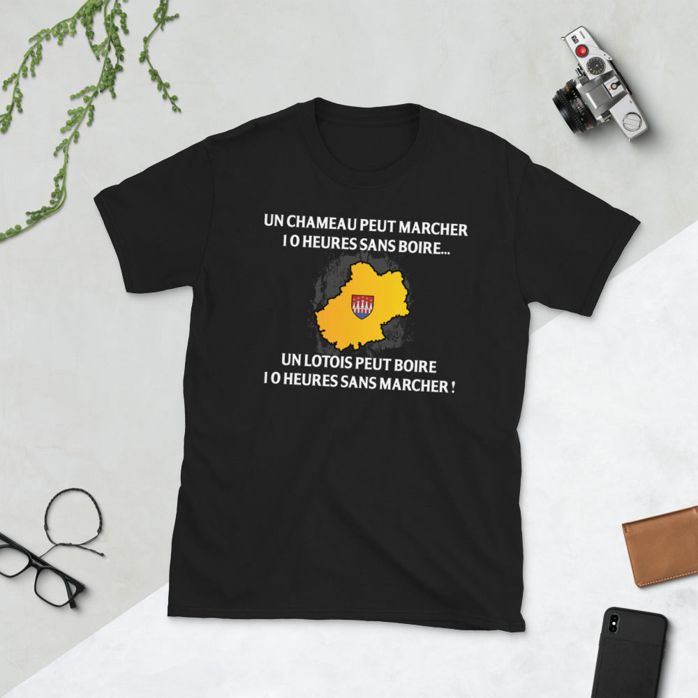 Un Lotois peut boire 10 h sans marcher - T-shirt standard - Ici & Là - T-shirts & Souvenirs de chez toi