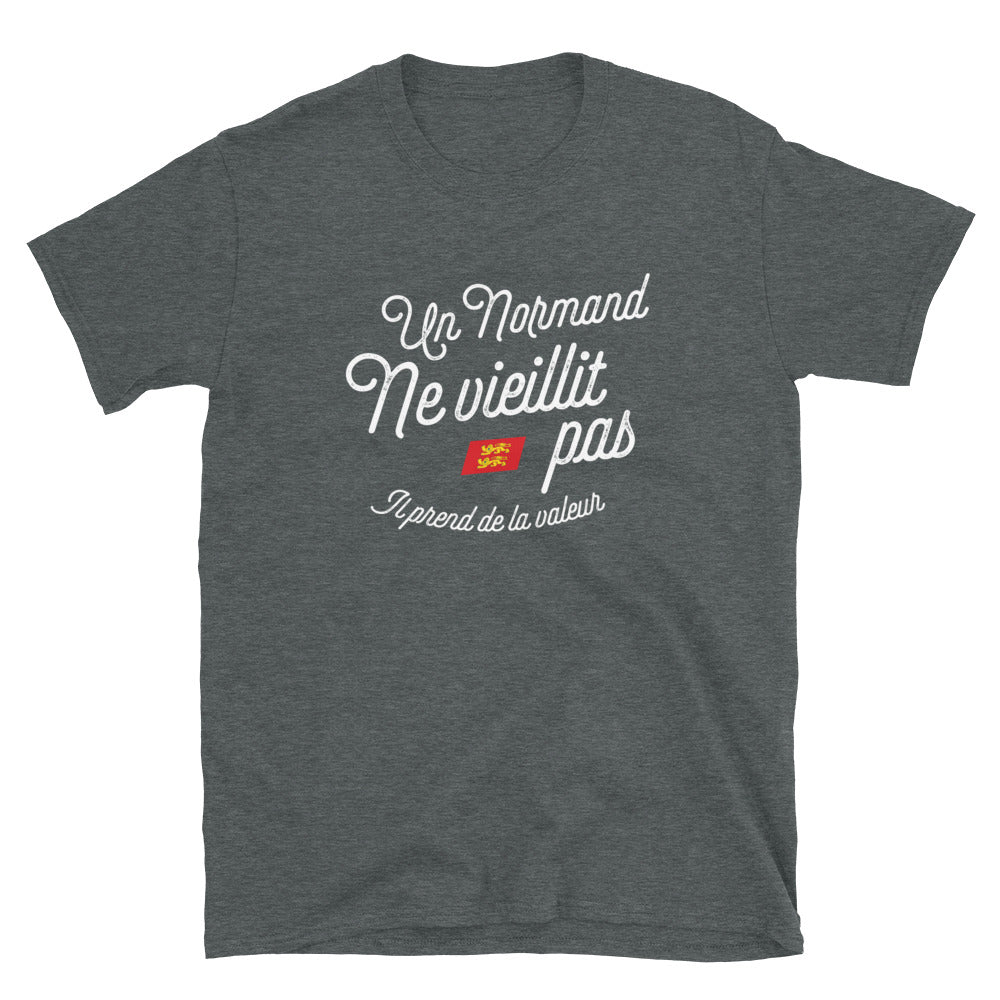 Un Normand ne vieillit pas il prend de la valeur - T-shirt Standard - Ici & Là - T-shirts & Souvenirs de chez toi