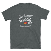 Thumbnail for Un Normand ne vieillit pas il prend de la valeur - T-shirt Standard - Ici & Là - T-shirts & Souvenirs de chez toi