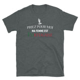 Priez pour moi ma femme est Portugaise - T-shirts Unisexe Standard - Ici & Là - T-shirts & Souvenirs de chez toi
