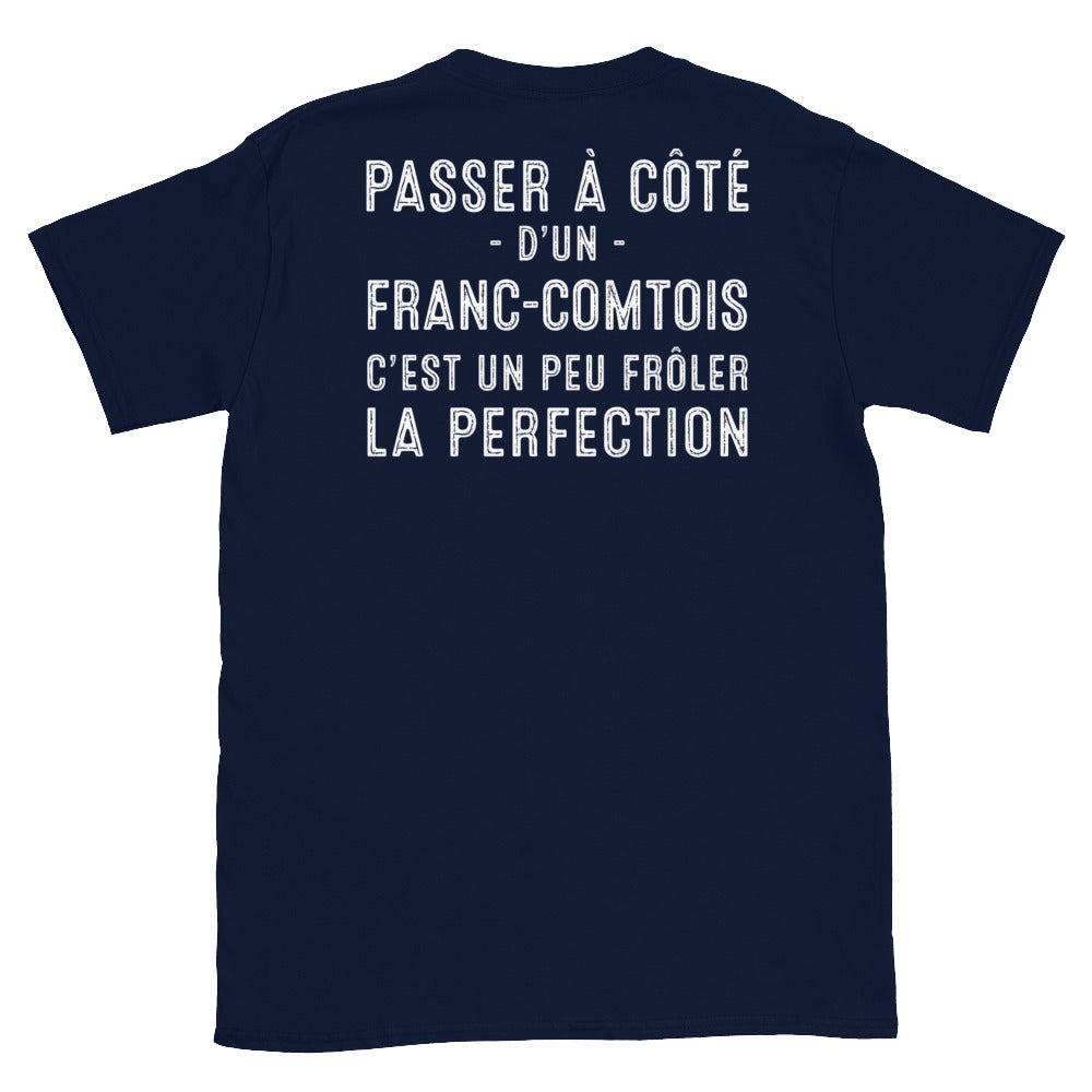 Comtois frôler la perfection - T-shirt Standard - Ici & Là - T-shirts & Souvenirs de chez toi