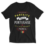 Parfaite Portugaise - T-shirt Col V Unisexe - Ici & Là - T-shirts & Souvenirs de chez toi