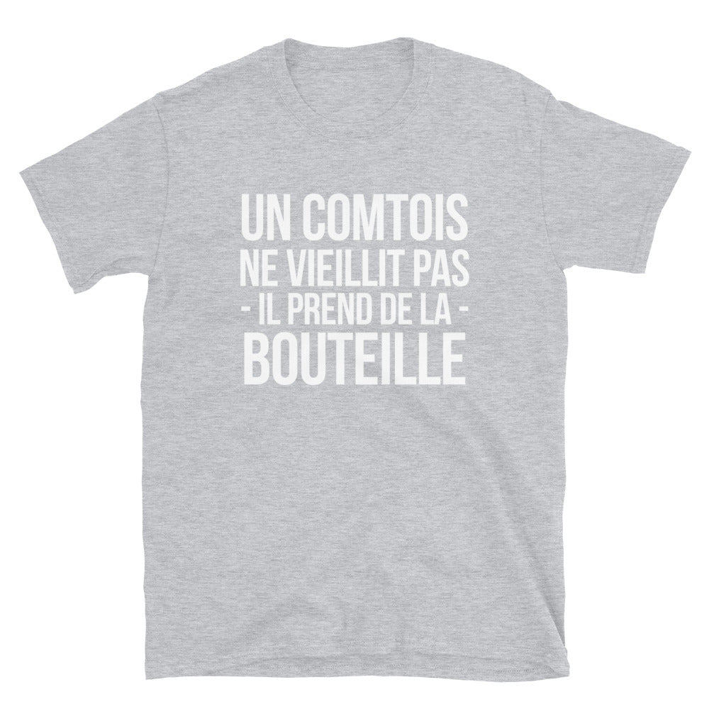 Comtois ne vieillit pas - Bouteille - T-shirt Standard - Ici & Là - T-shirts & Souvenirs de chez toi