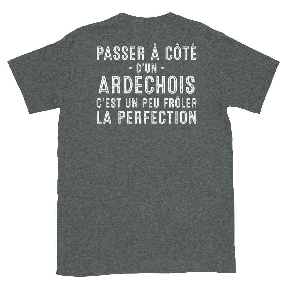 Ardéchois frôler la perfection - T-shirt Standard - Ici & Là - T-shirts & Souvenirs de chez toi