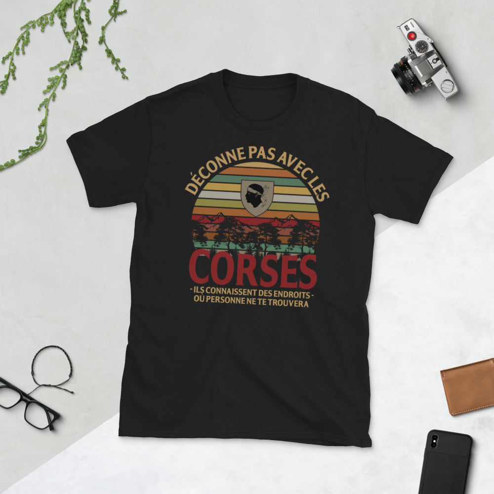 Déconne pas avec les Corses - T-shirt Standard - Ici & Là - T-shirts & Souvenirs de chez toi