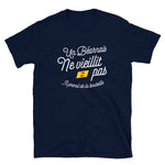 Un Béarnais prend de la bouteille - T-shirt Standard - Ici & Là - T-shirts & Souvenirs de chez toi